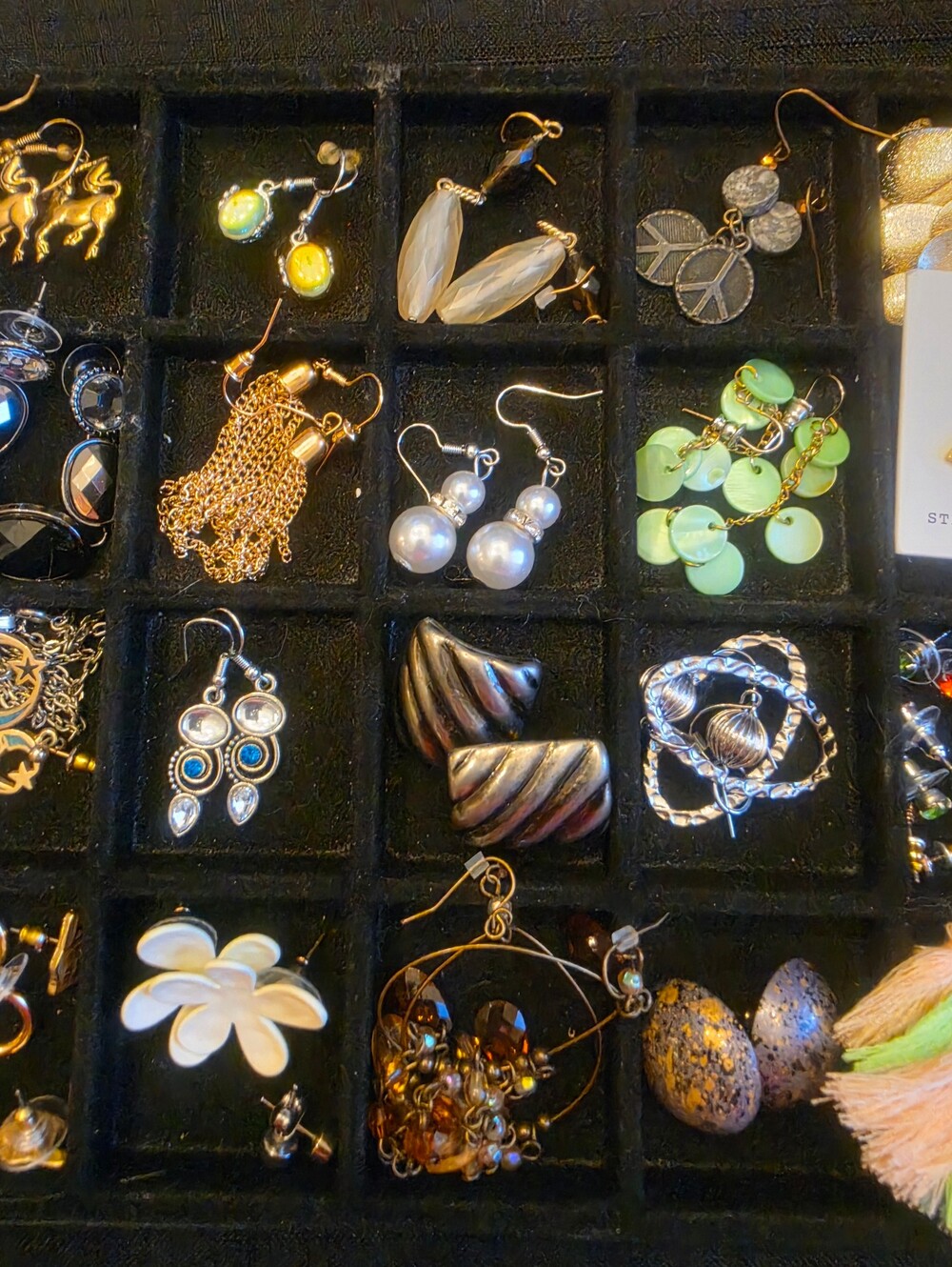 Assorted lot of over 40 pairs of pierced Earrings Variety Styles - Picture 4 of 13